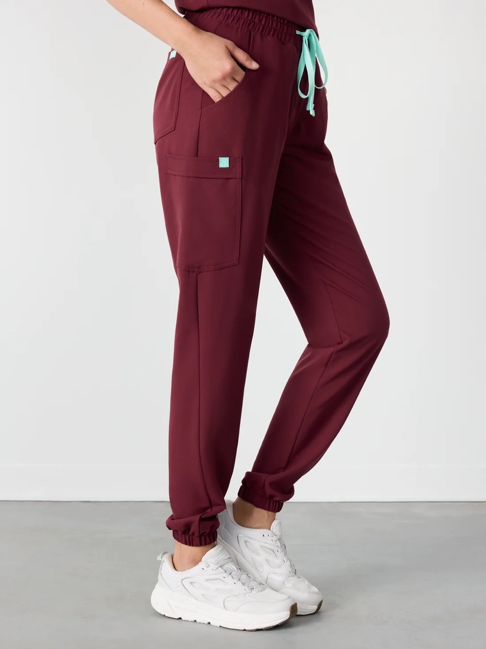 GARDE-MALADE Jogger Scrub Pants in Burgundy